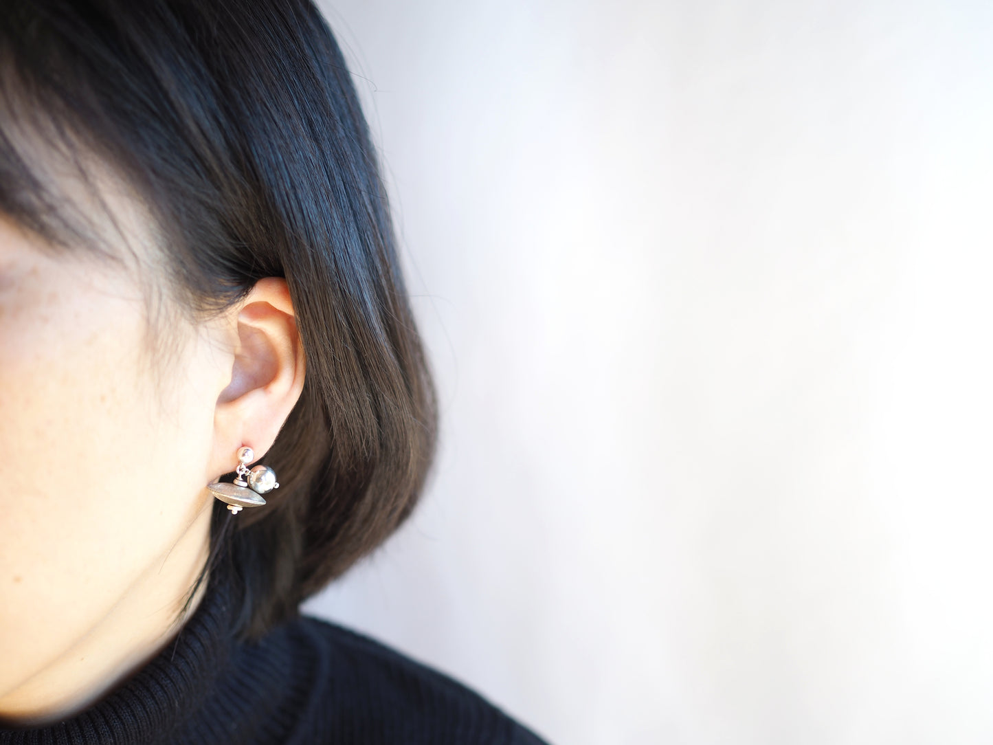 シルバーピアス "大粒ボタン"