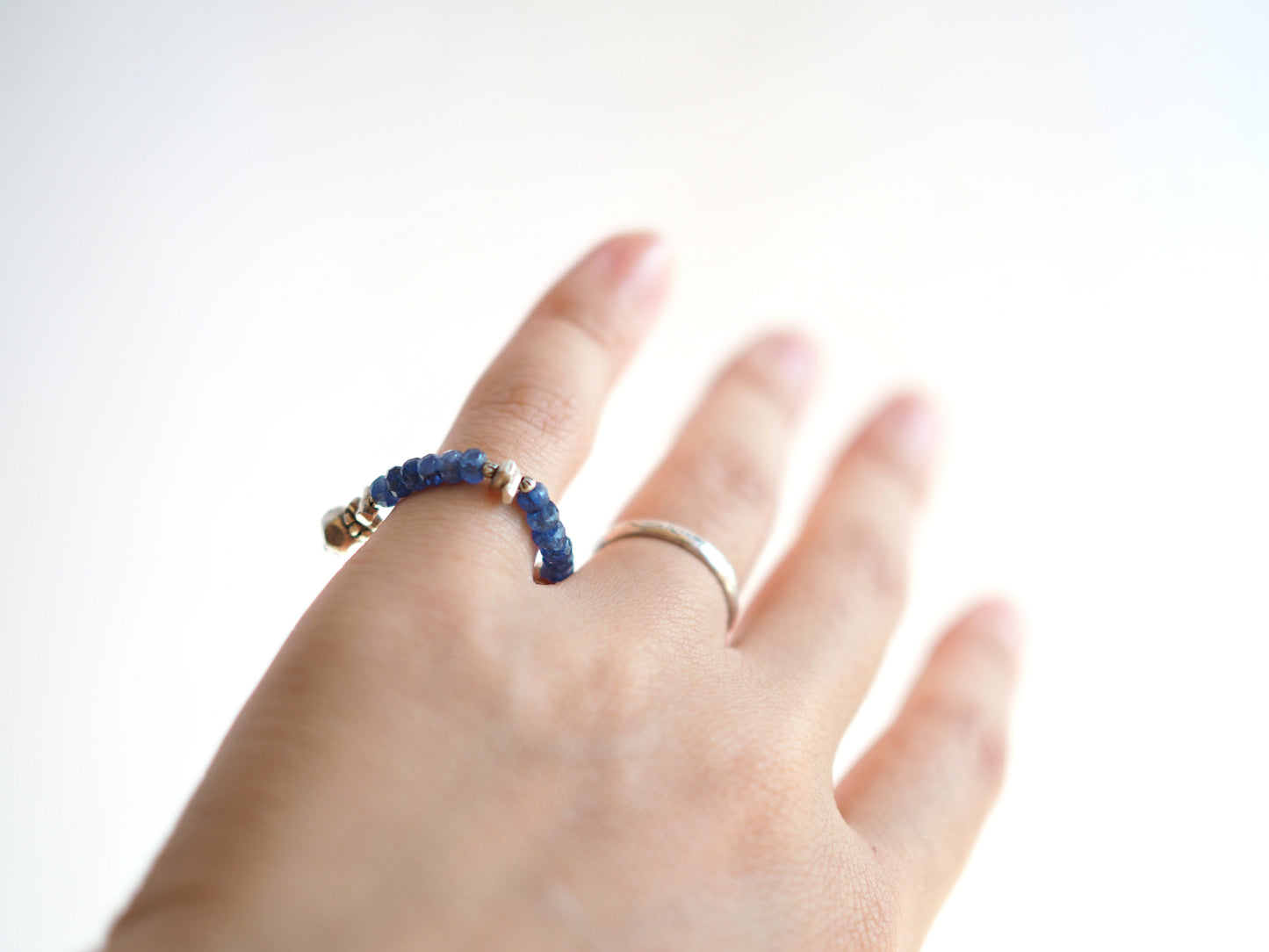 蓝宝石圆珠戒指