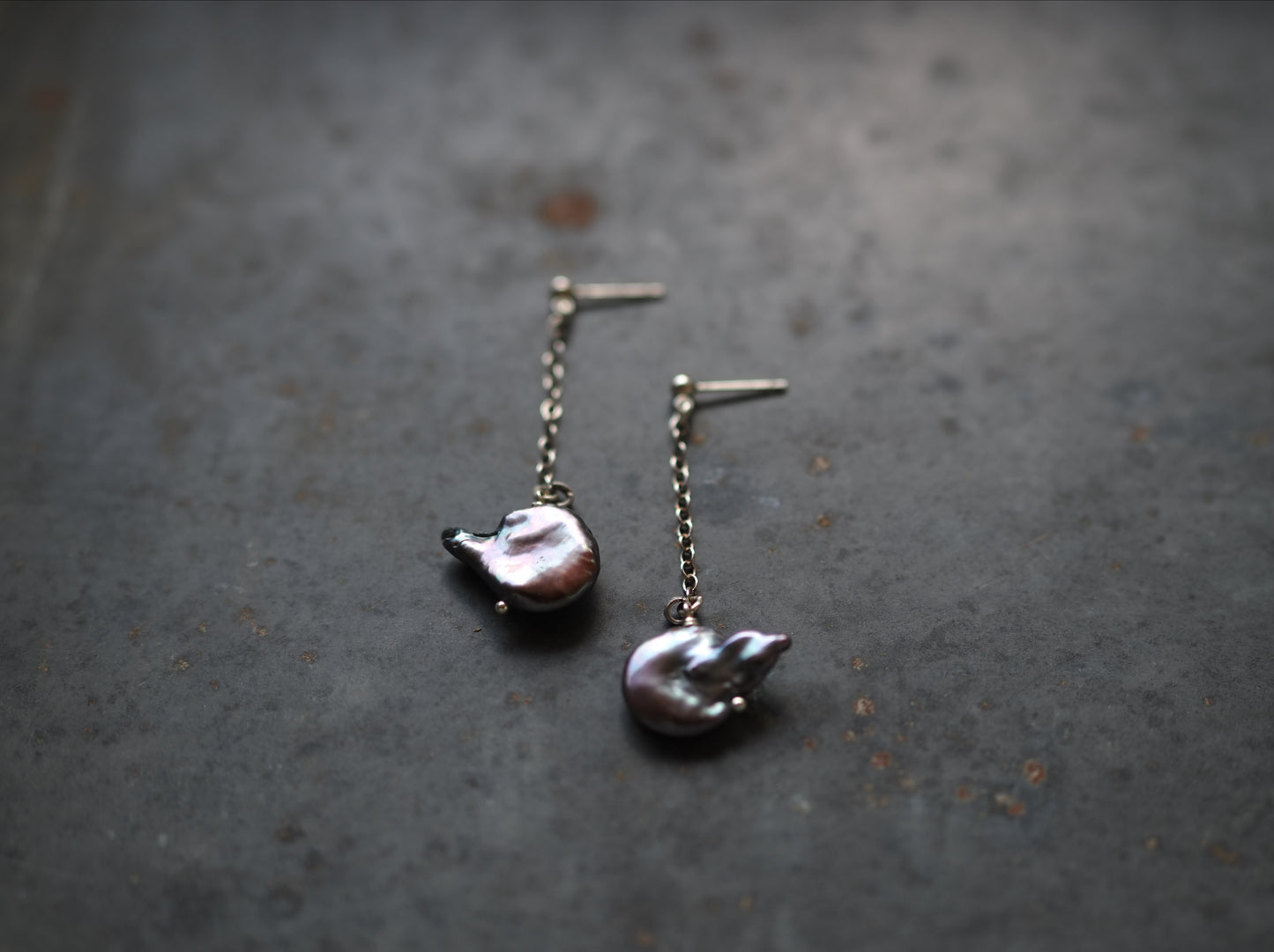 -Black pearl- chain studs