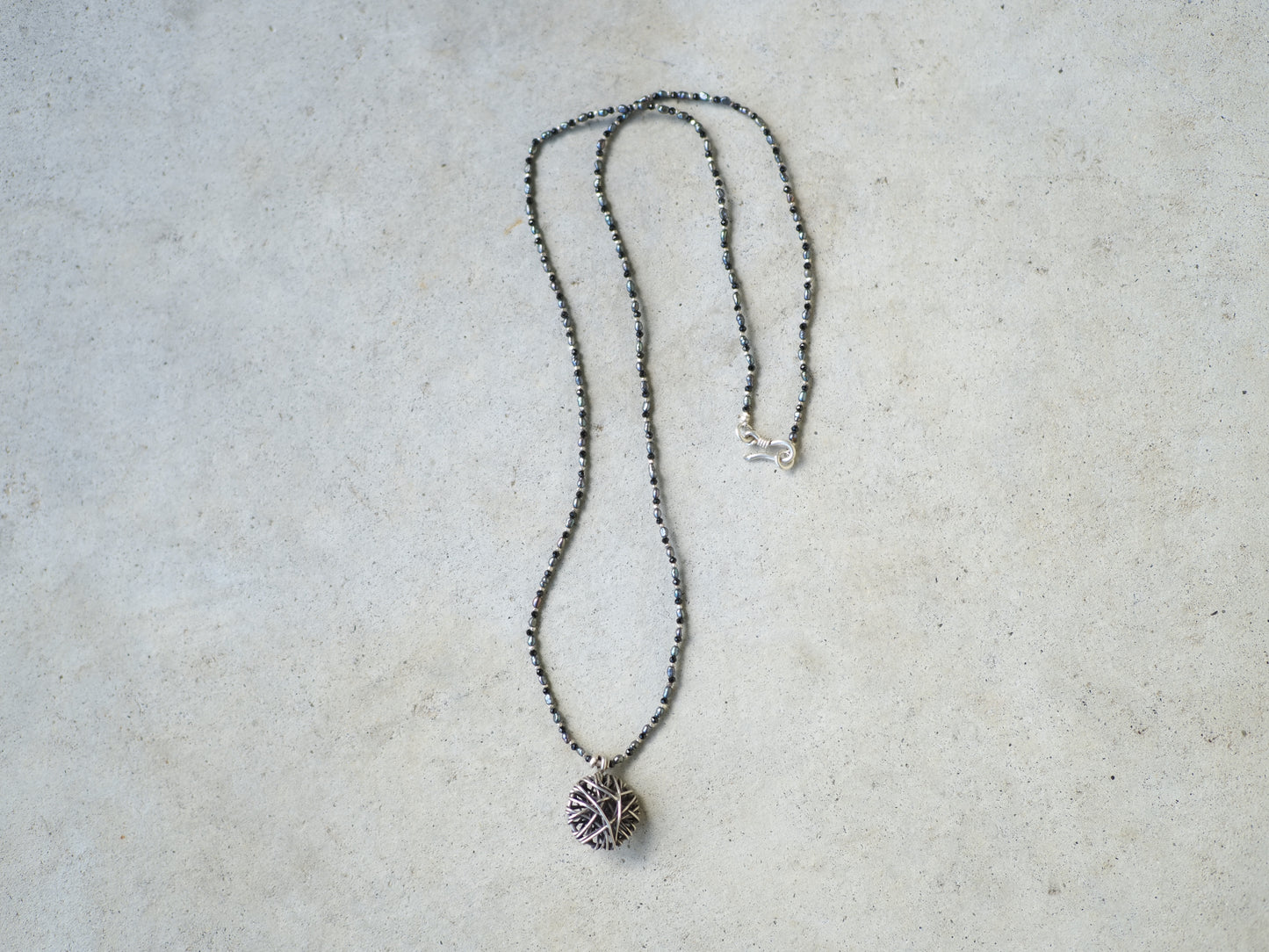 -Karensilver charm- 'beads line' pendant