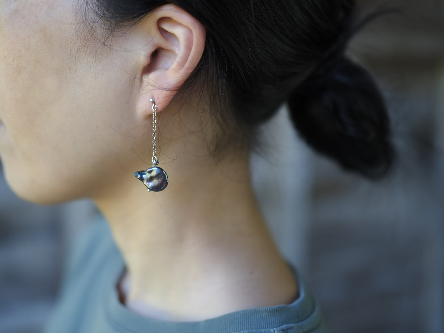 -Black pearl- chain studs