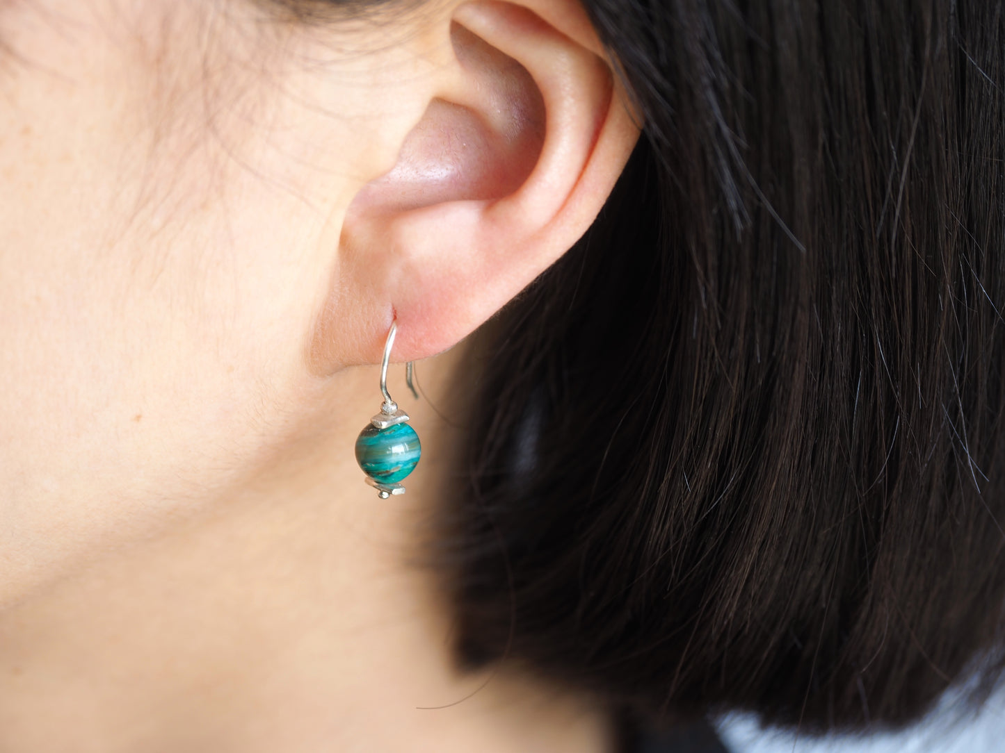 蓝色蛋白石球形耳环
