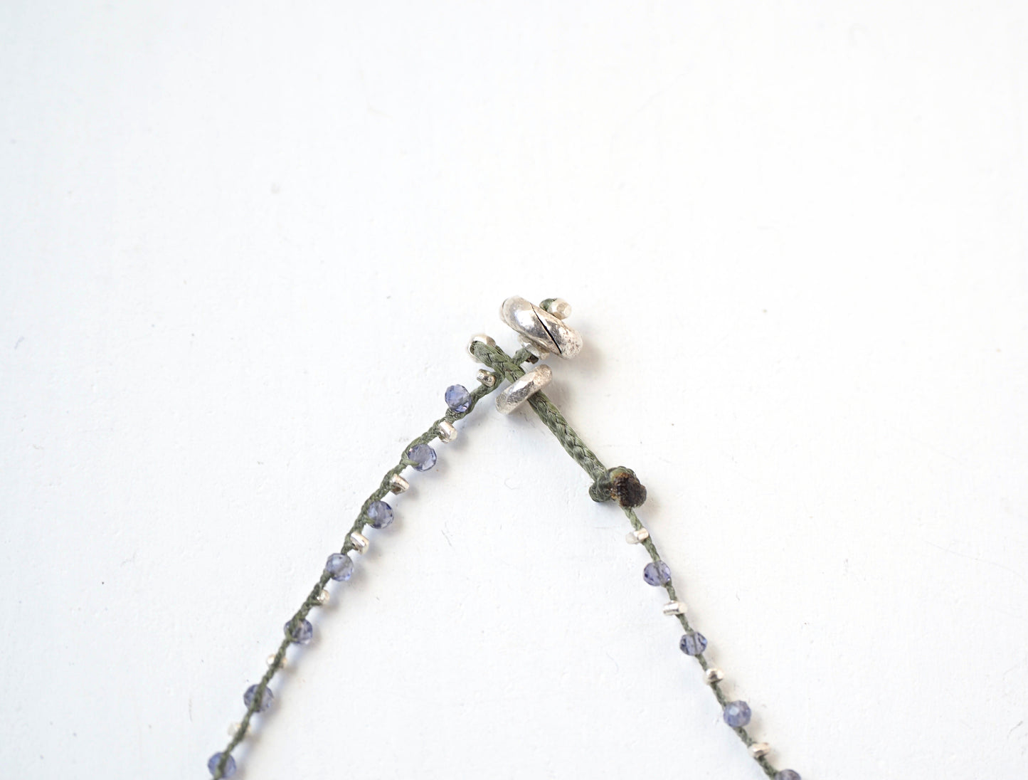 银色 Charm Iolite 编织“长”项链